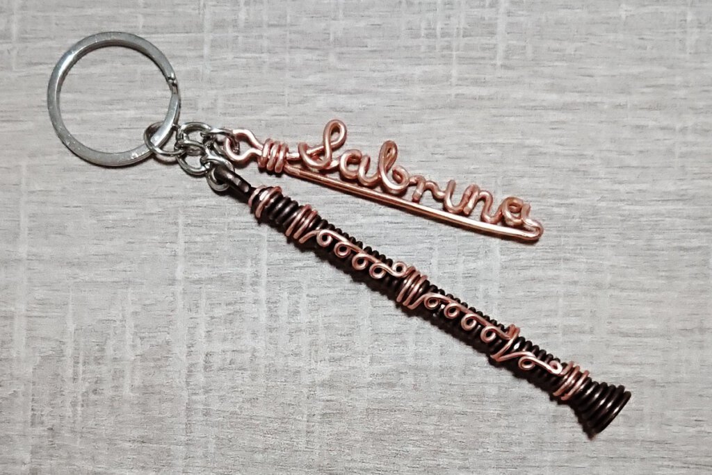 Name keychain with clarinet. In rosegold / dark bronze.