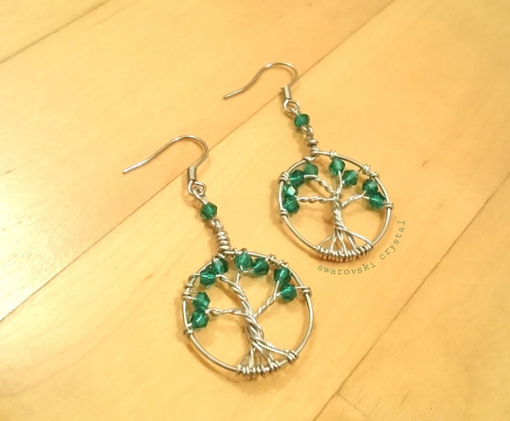 Tree of life earrings with Swarovski crystals. In 925 silver.