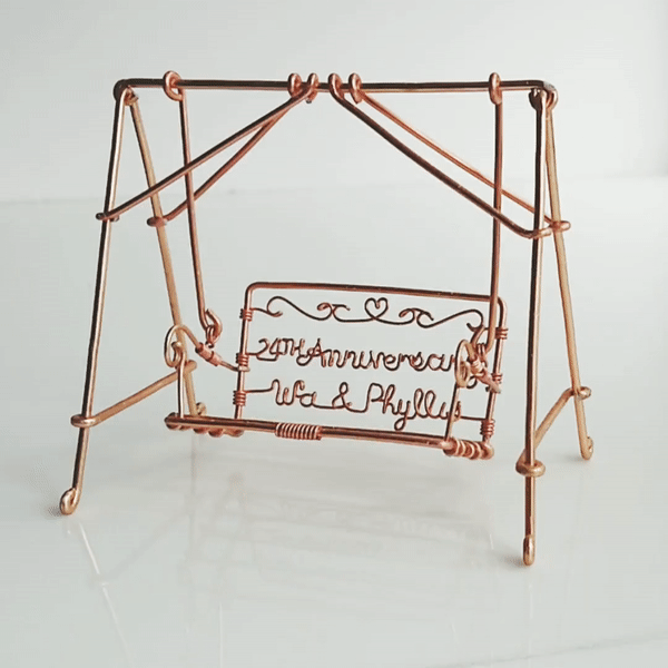 Movable swing with names and short message, in rosegold.