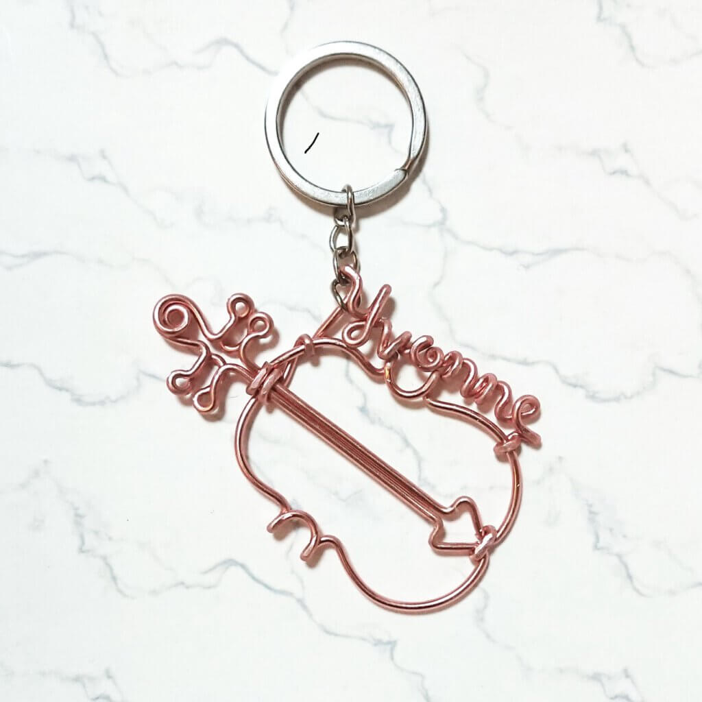 Keychain with violin and name. In rosegold.