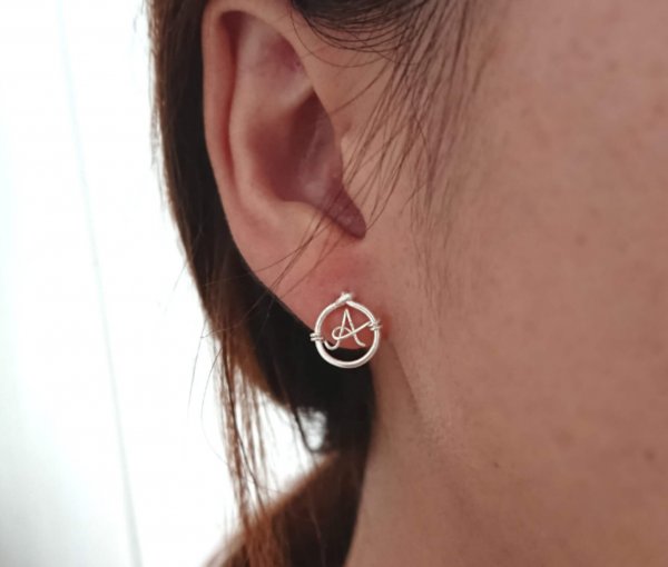 Ear stud with initial. In 925 silver.